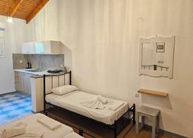 Olga's Sea & Garden View Studios, 400m from Ipsos Beach 3