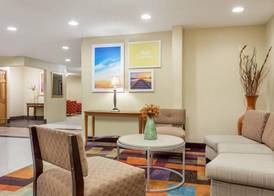 Days Inn & Suites by Wyndham Bloomington/Normal IL 2