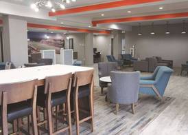 La Quinta Inn & Suites by Wyndham Pittsburg 3