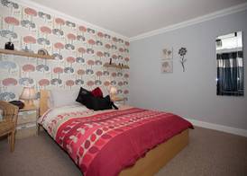 Riverbank View Three Bedroom Apartment with Free Parking 3