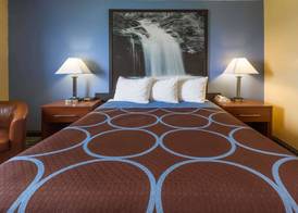 Super 8 by Wyndham Janesville 4