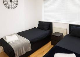 Prime 4BR Reading House & Free Parking 3
