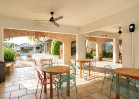 Lazy Parrot Inn 2