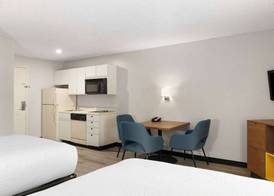 Days Inn & Suites by Wyndham Green Bay WI. 4