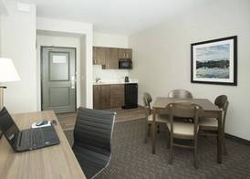Wingate by Wyndham Calgary Airport 4