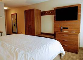 Holiday Inn Express & Suites MADISON by IHG 4