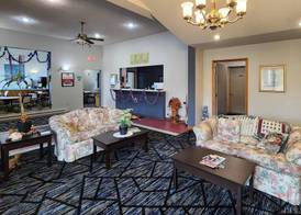 Econo Lodge Lakeshore 3