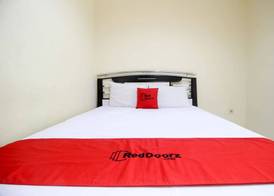 RedDoorz near RS Sarjito Yogyakarta 2 4
