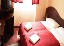FREE PARKING, FREE BREAKFAST, only 15 minutes to City Center 4
