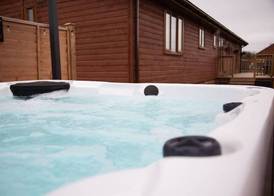 Stunning 3 Bedroom Lodge With Hot Tub in York 2