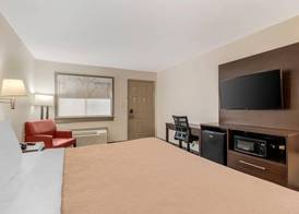 Quality Inn & Suites Near Six Flags and Medical Center 4