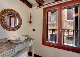Canal View Suite in Rialto by Wonderful Italy 4