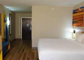 Days Inn by Wyndham Norman 5