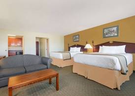 Days Inn by Wyndham Norton 5