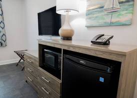 Oceanfront Litchfield Inn 4