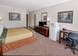 Super 8 by Wyndham Crystal Lake 3