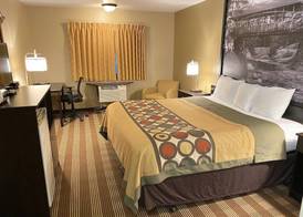 Super 8 by Wyndham Eau Claire WI 3