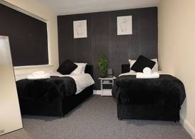 Nottingham 5-br, Sleeps 11 w/ Garden & Parking 2