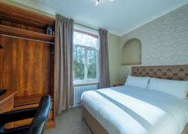 Uno Thames Hotel 4