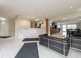 Super 8 by Wyndham Golden 5