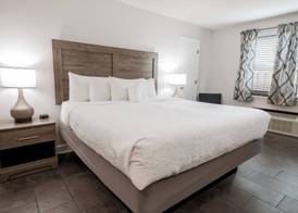 Oceanfront Litchfield Inn 3