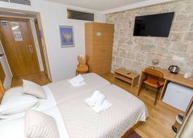 Apartment and Rooms Desideria 5