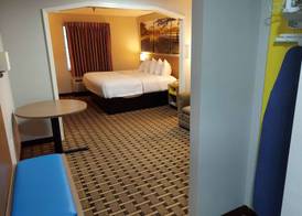 Days Inn & Suites by Wyndham Huntsville 5