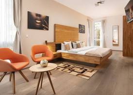 Hotel Vier Jahreszeiten an der Therme & Kliniken Bad Krozingen Nähe Freiburg & Schwarzwald Ideal für Wellness Kur & Business Ausflüge 24h Check In- WLAN & Parken gratis 5