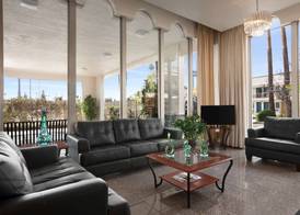 Travelodge by Wyndham Bakersfield 2