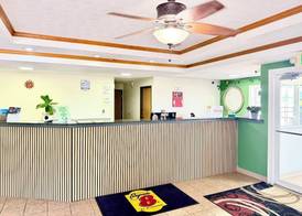 Super 8 by Wyndham Sweet Springs 4