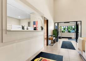Super 8 by Wyndham Elgin 4
