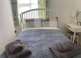 Slough - Sleeps 3 - PetFriendly - Riverside - Bay 2