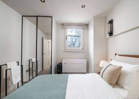 JOIVY Chic Mews house in S Kensington 3