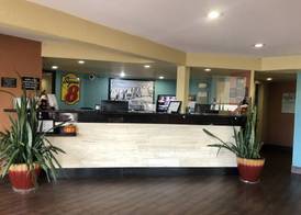 Super 8 by Wyndham Tulsa - Route 66 2