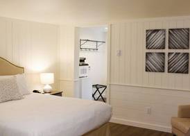 Sandwich Inn and Suites 4