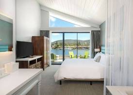 Lakehouse Resort 5