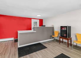 Econo Lodge 5