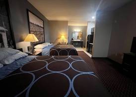 Super 8 by Wyndham Center 3
