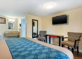 Econo Lodge West Yarmouth on Cape Cod 5