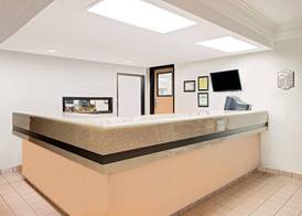Super 8 by Wyndham Metropolis 3
