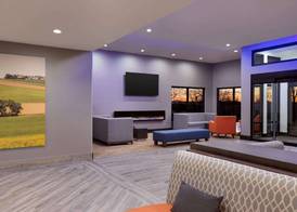 La Quinta Inn & Suites by Wyndham St Louis Route 66 4