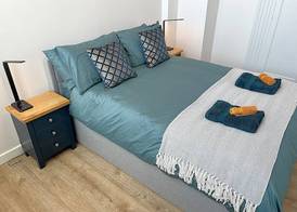 City Centre - Sleeps 4 & Free Parking 2
