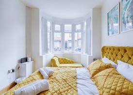 Charming 5-bed House in Birmingham 5