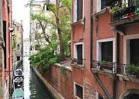 San Polo Canal View Apartments by Wonderful Italy 3