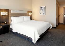 Holiday Inn Express & Suites HOLLISTER by IHG 3