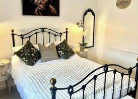 18th Century Cosy Cottage with Stunning Views 3
