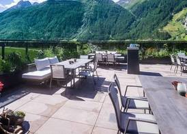 VIER Studios & Restaurant 3
