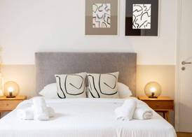 Spacious High-Ceiling 2-Bedroom by Acropolis Museum 3