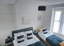 PRIVATE ROOMs In TOWN CENTRE FREE PARKING WIFI AND PATIO WITH AA STAY LTD 4