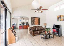 Days Inn by Wyndham San Antonio Splashtown/ATT Center 4